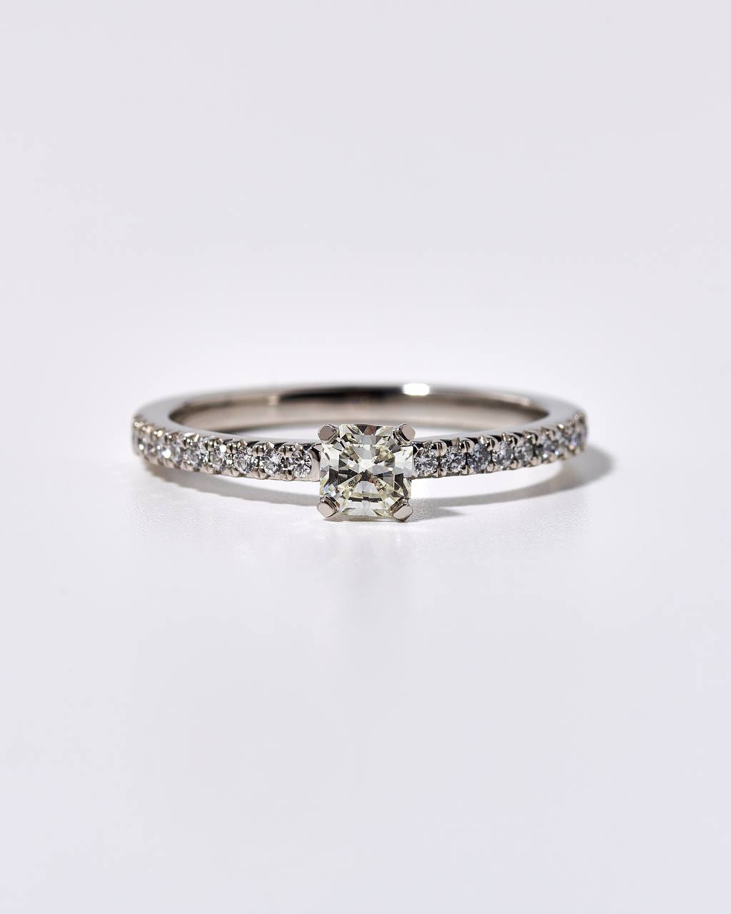 Tiffany&Co Platinum Engagment Ring 0,26 Ct